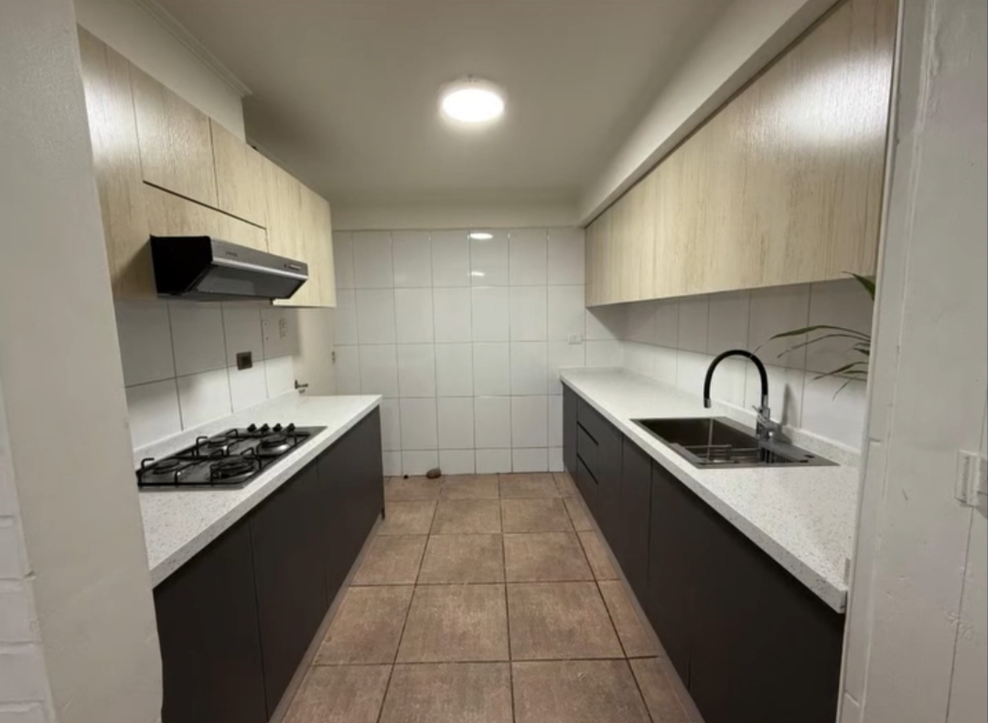 Cocina real a medida con muebles superiores e inferiores