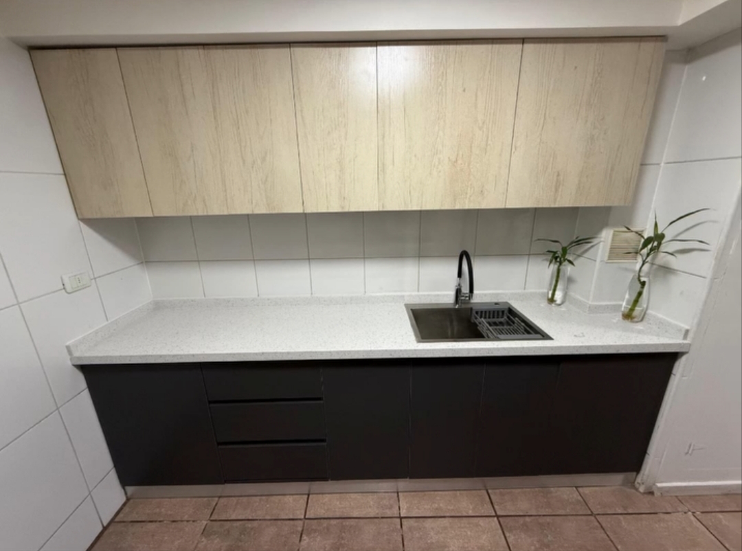 Detalle real de mesón y muebles inferiores de cocina